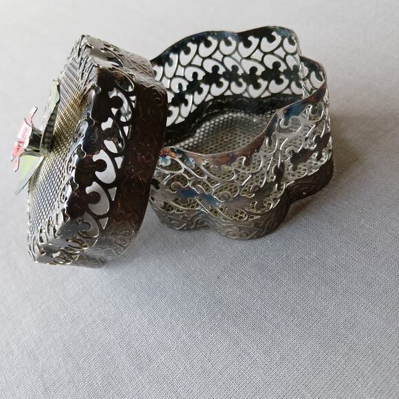 Vintage Filigree Metal Flower Top Box 2.5" diameter jewelry potpourri storage - Picture 2 of 10